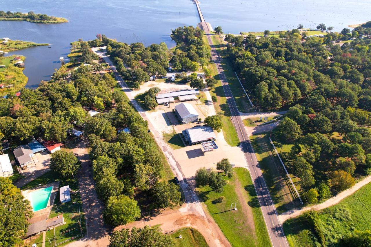 Axtons Bass City Lake Front Resort Emory Екстериор снимка